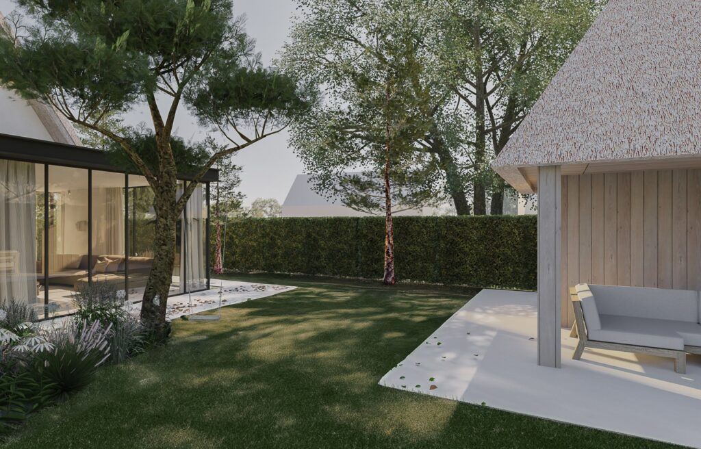 Tuin van een modern huis met houten gevelbekleding, glazen schuifpuien, groen gazon, en schaduwrijke bomen.